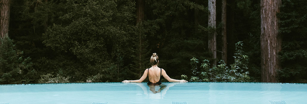 When is the infinity-edge hot tub available for use?